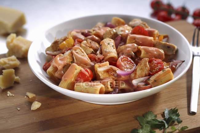 Rigatoni pasta with chicken — Stock Photo