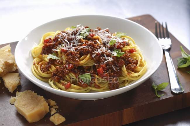 Espaguetis boloñesa con parmesano - foto de stock