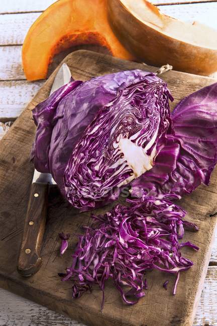 Sliced red cabbage on chopping board — Stock Photo