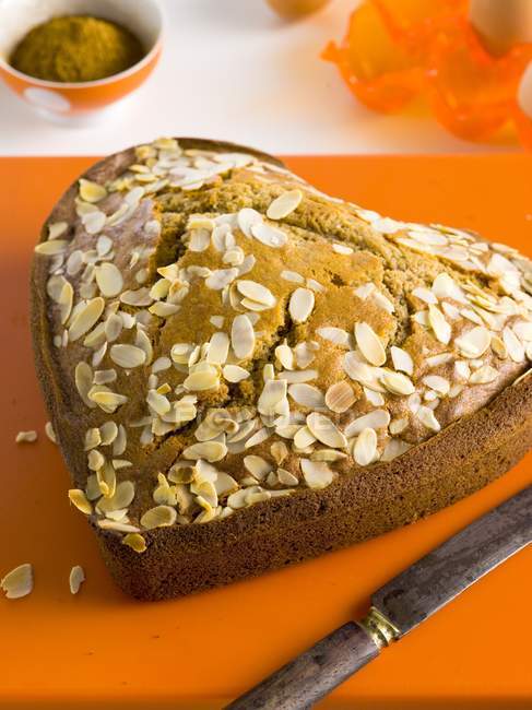 Heart-shaped marzipan cake — Stock Photo