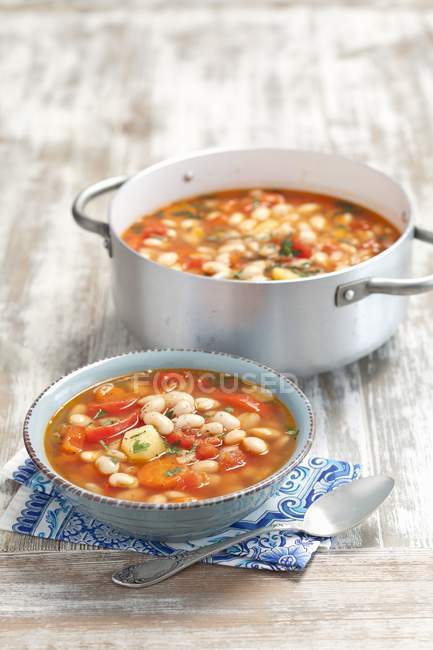 Белый бобовый суп с овощами и помидорами — стоковое фото