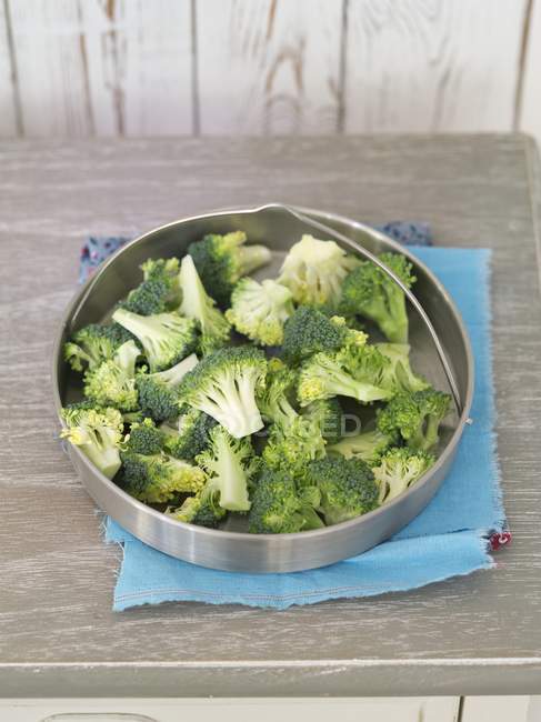 Broccoli florets in steamer insert — Stock Photo
