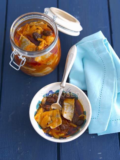 Aringa con cipolle e uvetta in salsa di pomodoro — Foto stock