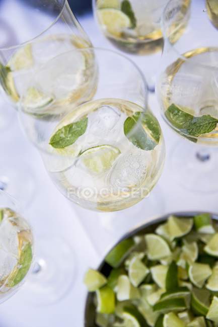 Nahaufnahme von Hugo-Cocktails mit Limetten und Minze — Stockfoto