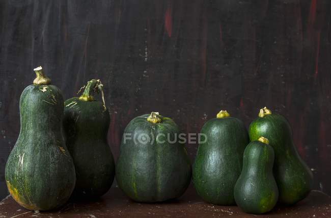 Рядок свіжого зеленого кабачка — стокове фото