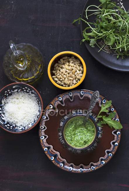 Arugula pesto with ingredients — Stock Photo