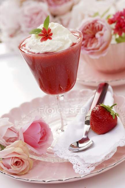 Strawberry mousse with cream — Stock Photo