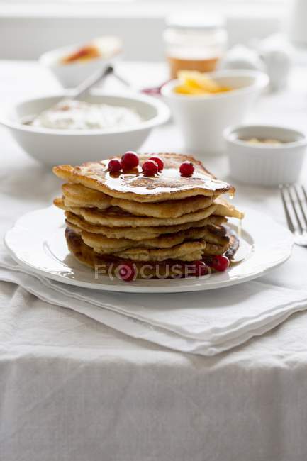 Stapel Pfannkuchen mit roten Johannisbeeren — Stockfoto