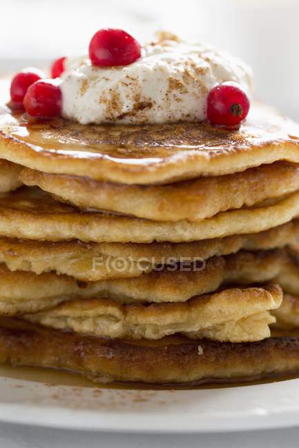 Pancakes with coconut and cinnamon quark — Stock Photo