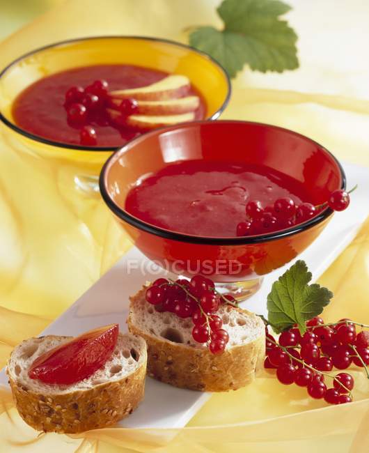 Peach and redcurrant jam with bread pieces — Stock Photo