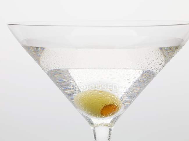 Martini con oliva verde — Foto stock
