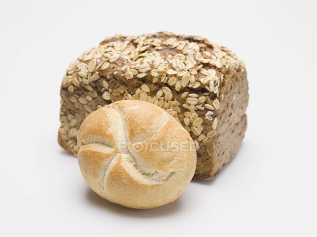 Целый хлеб и хлебный рулет — стоковое фото