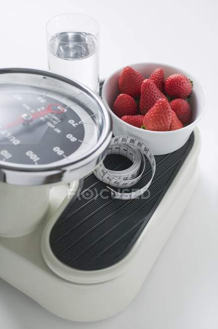 Strawberries with glass of water — Stock Photo