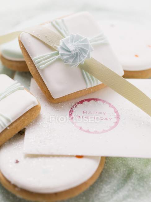 Vista close-up de biscoitos gelados variados com cartão para um aniversário — Fotografia de Stock