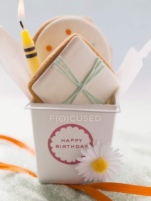 Крупним планом вид печива і палаюча свічка на день народження — стокове фото