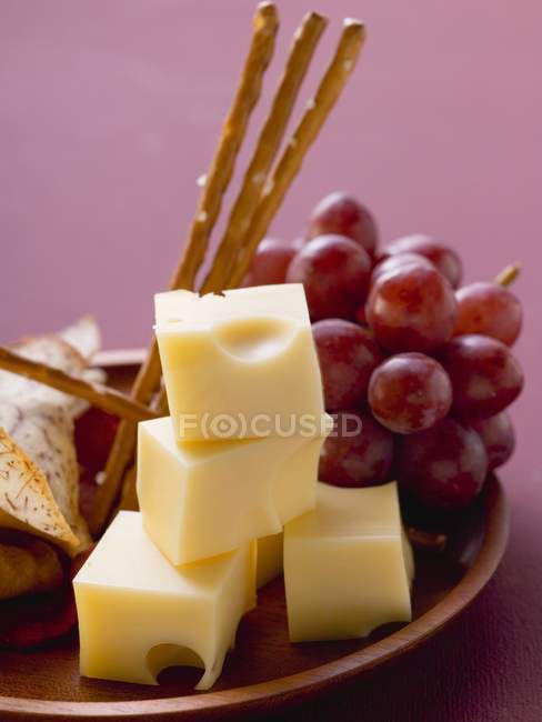 Кубы сыра с виноградом — стоковое фото
