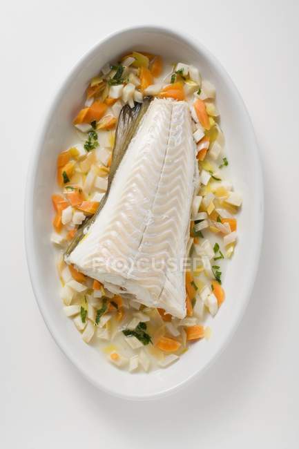 Filetto di pesce stufato su ortaggi a radice — Foto stock