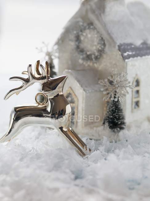 Рождественский декоративный олень — стоковое фото