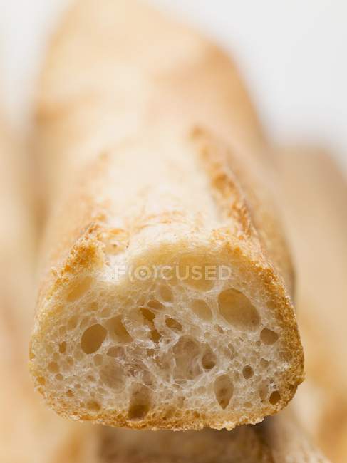 Frisch gebackenes Baguette im Schnitt — Stockfoto