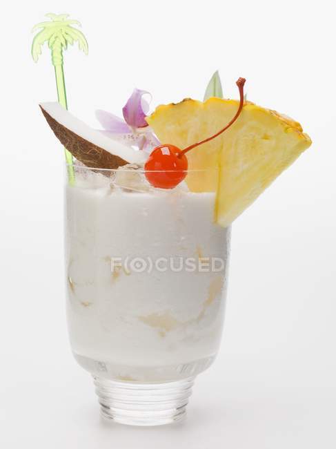 Vue rapprochée de Pina Colada avec des fruits tranchés en verre — Photo de stock