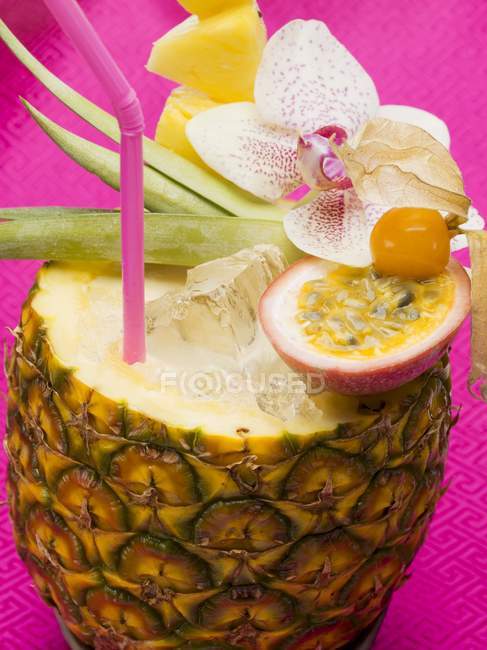 Hollowed-out pineapple — Stock Photo
