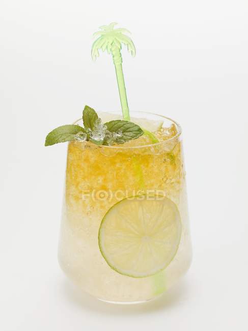 Mojito-Cocktail mit Limette und Minze — Stockfoto