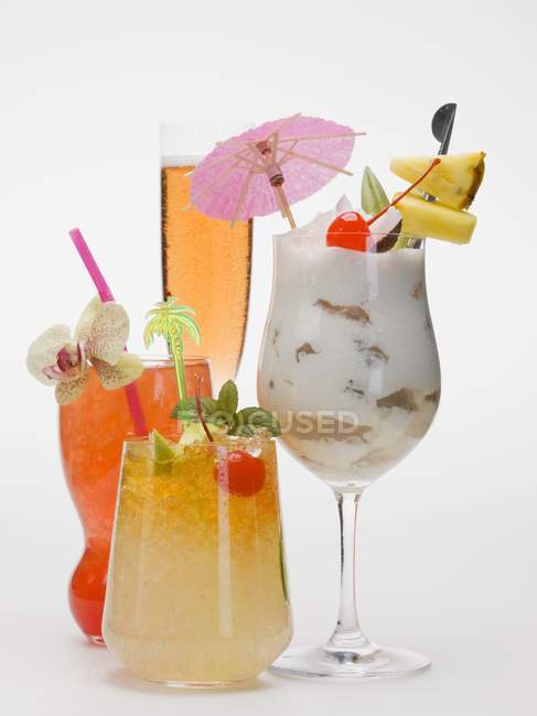 Refreshing tropical cocktails — Stock Photo