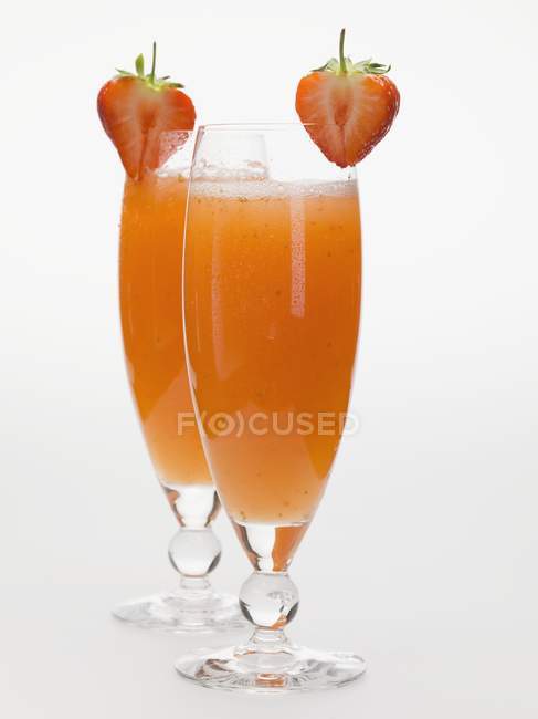 Cocktails de morango e vinho espumante — Fotografia de Stock