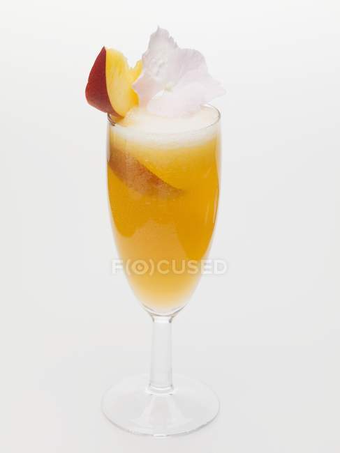 Peach and sparkling wine cocktail — Stock Photo