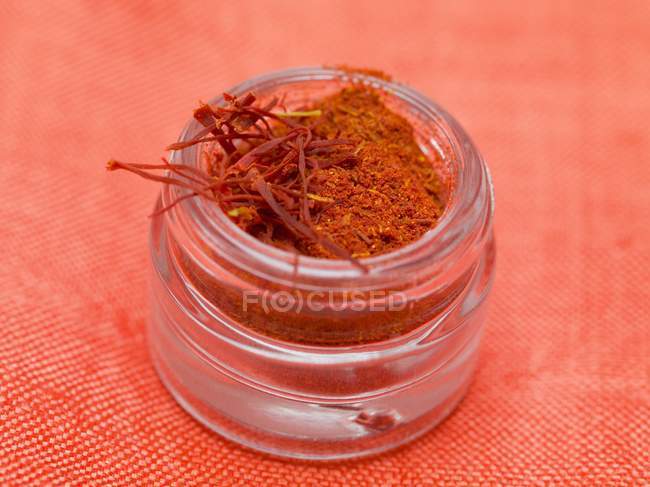 Saffron powder and threads — Stock Photo