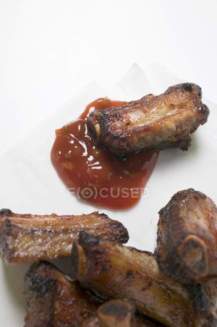 Costillas de cerdo asadas con salsa - foto de stock