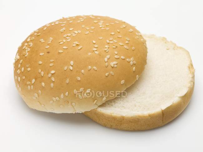 Гамбургерна булочка з насінням — стокове фото