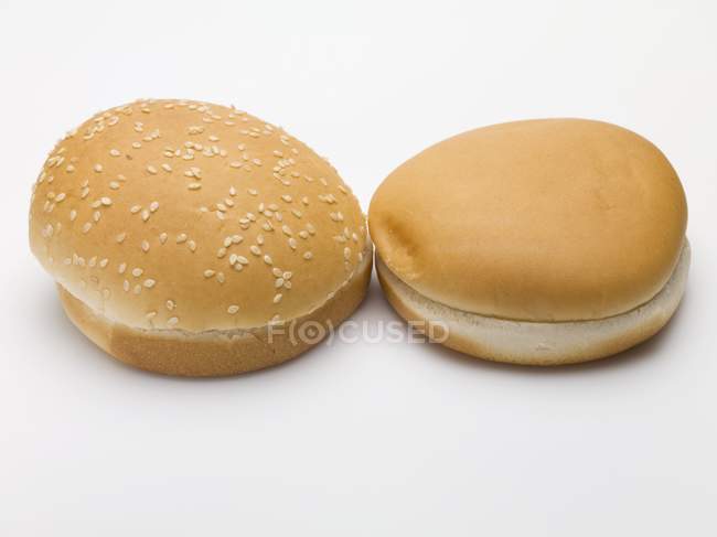Dos bollos de hamburguesa - foto de stock