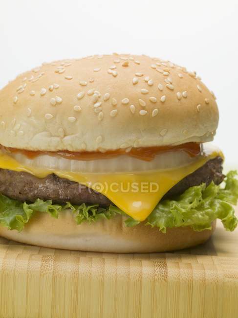 Burger au fromage frais à la tomate — Photo de stock