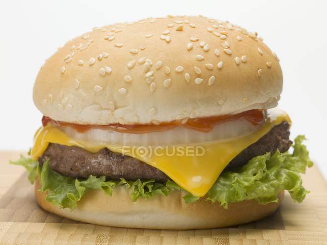 Frischer Cheeseburger mit Tomate — Stockfoto