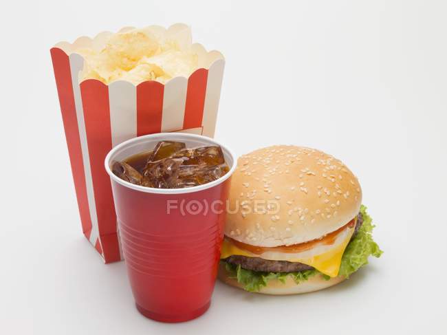 Чизбургер с картофелем фри и колой — стоковое фото