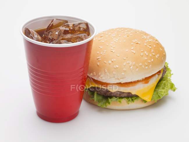 Cheeseburger con bicchiere di cola — Foto stock