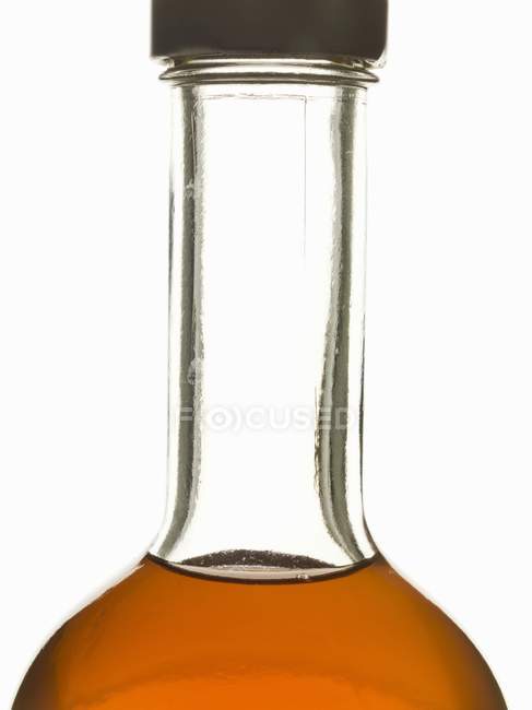 Bottiglia di whisky su sfondo bianco — Foto stock