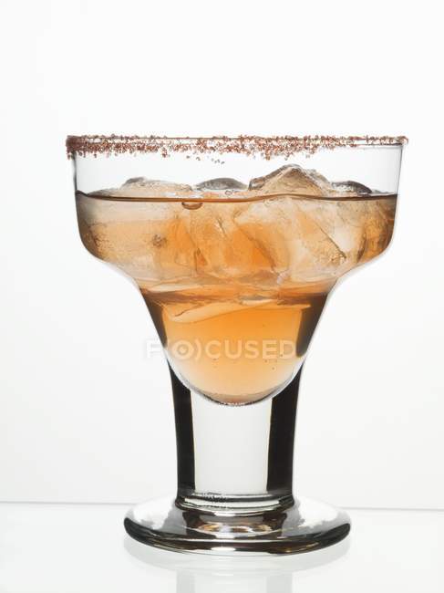 Коктейль в стакане с сахарным ободом — стоковое фото