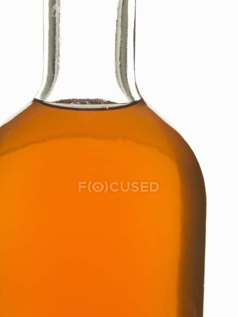 Bottiglia di whisky su sfondo bianco — Foto stock