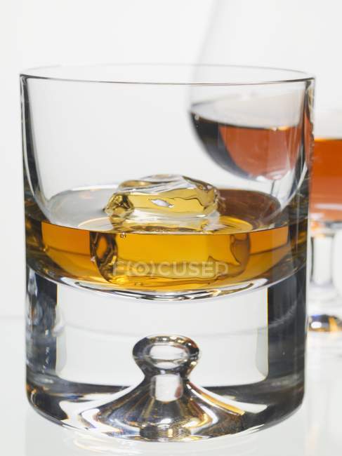 Vaso de whisky y vaso de coñac - foto de stock