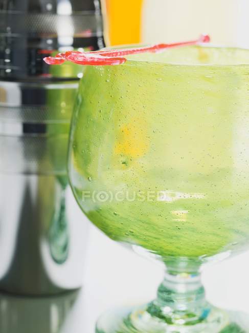 Крупним планом вид з зеленого коктейльного скла — стокове фото