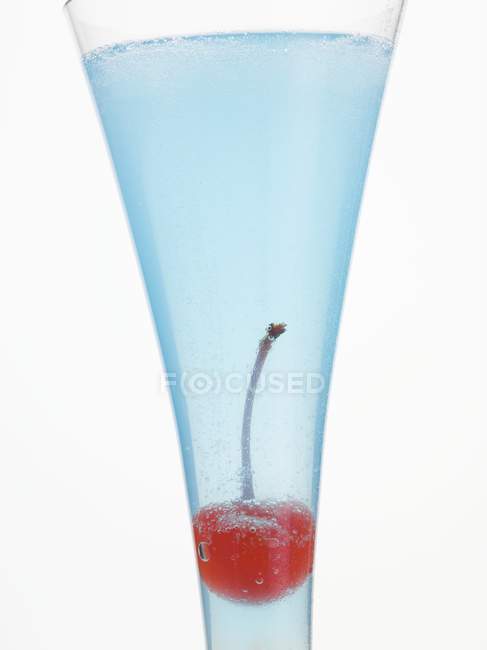 Коктейль из игристого вина с голубым кураао — стоковое фото