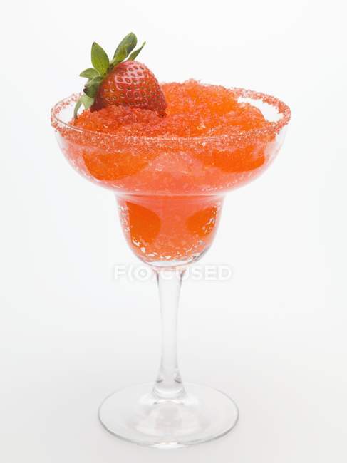 Nahaufnahme von gefrorenen Erdbeer-Daiquiri im Glas mit frischen Erdbeeren — Stockfoto