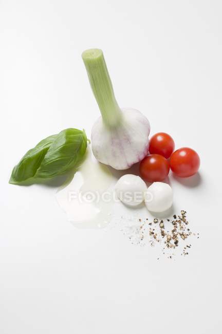 Garlic with tomatoes and basil — Stock Photo
