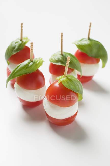 Tomates com mussarela e manjericão — Fotografia de Stock