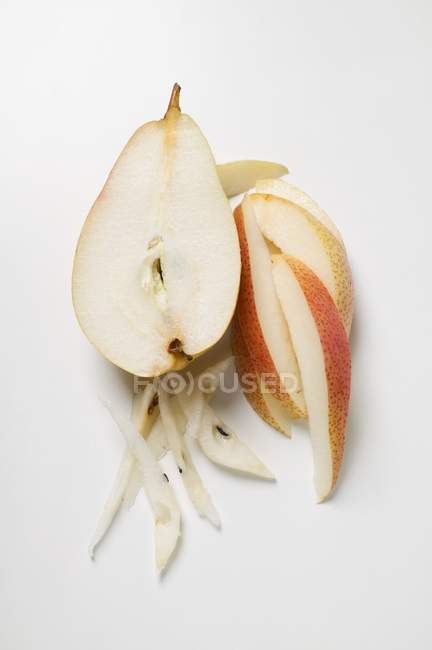Нарезанная свежая груша — стоковое фото