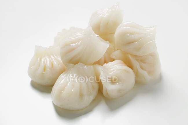 Steamed Asian dumplings on white surface — Stock Photo