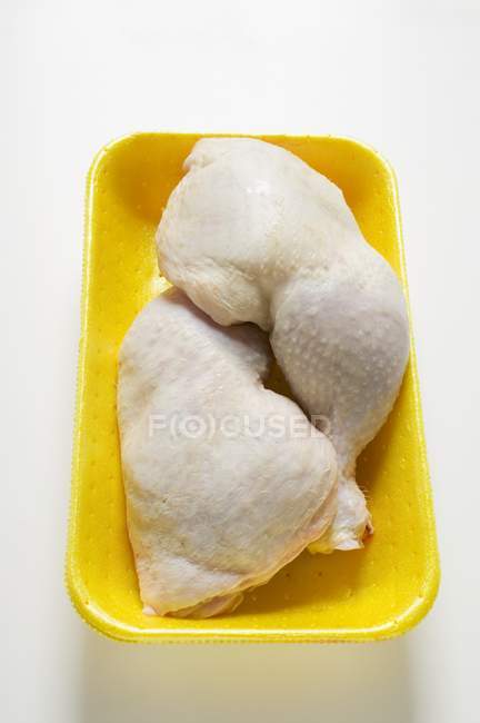 Piernas de pollo fresco crudo - foto de stock