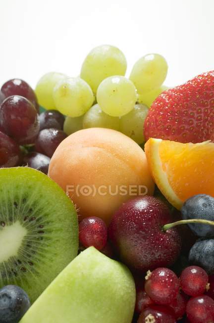 Frutas frescas con gotas de agua - foto de stock